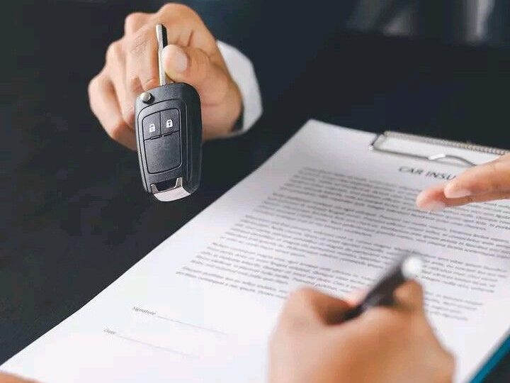 Car key handover and contract signing during vehicle buying or selling process